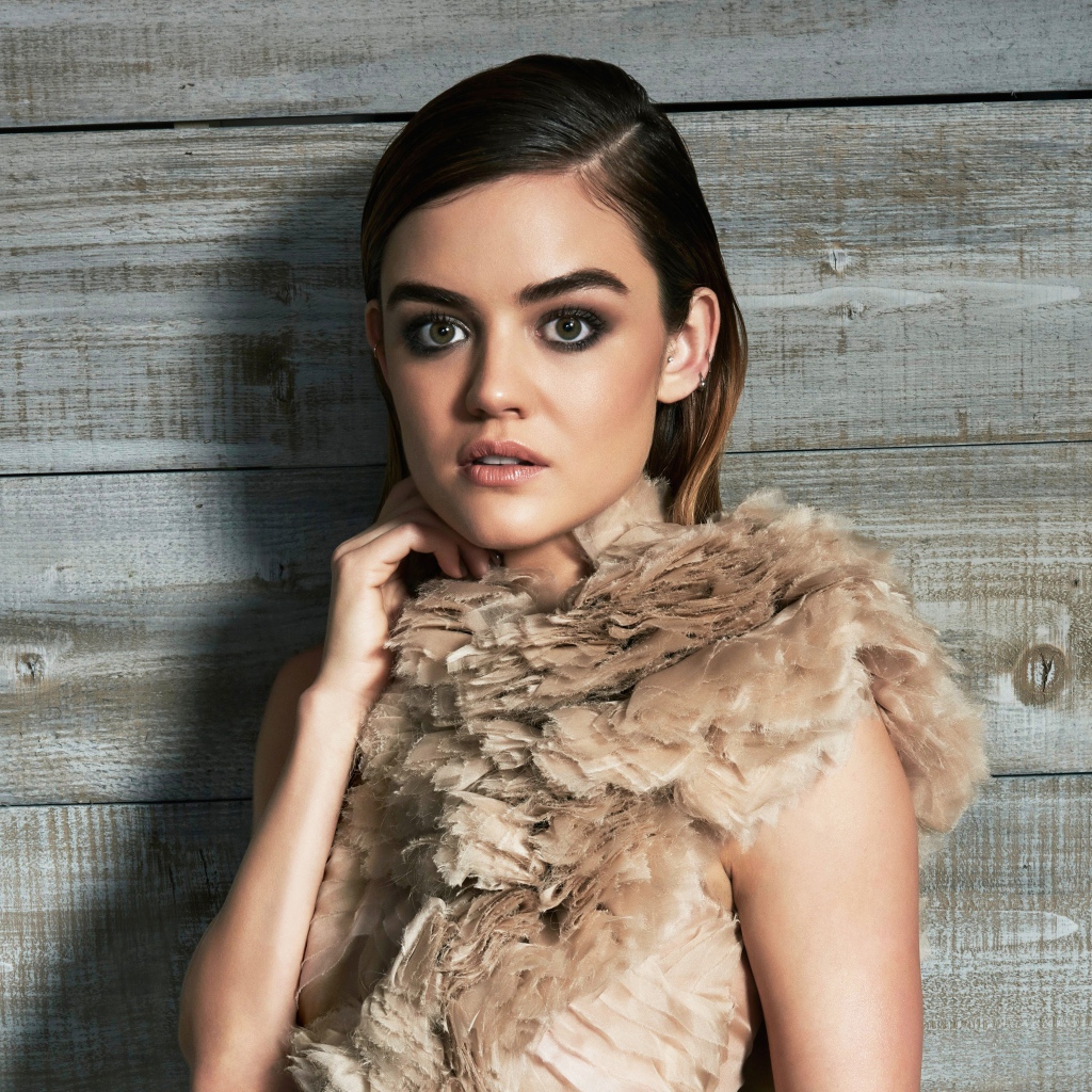 Зеленоглазая актриса брюнетка Люси Хейл 