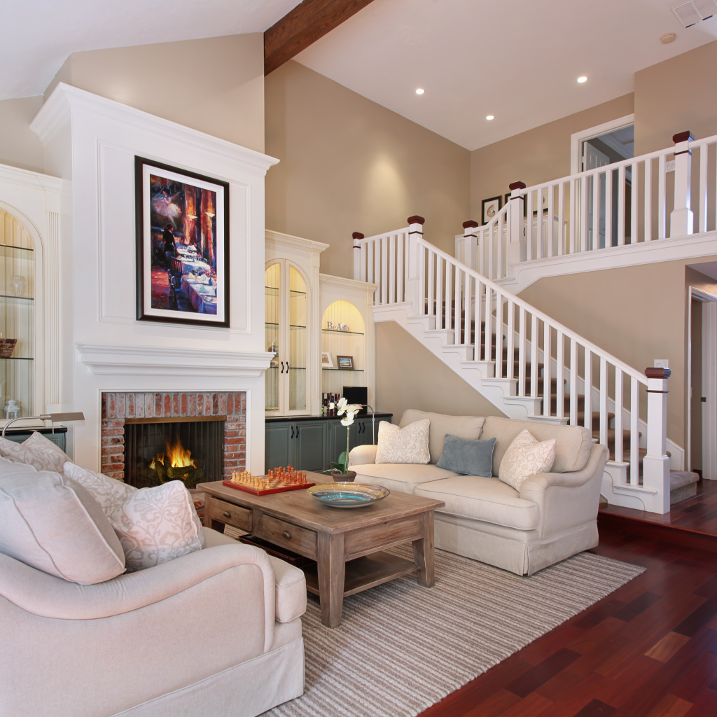 Дом с гостиной в нежных пастельных тонах  