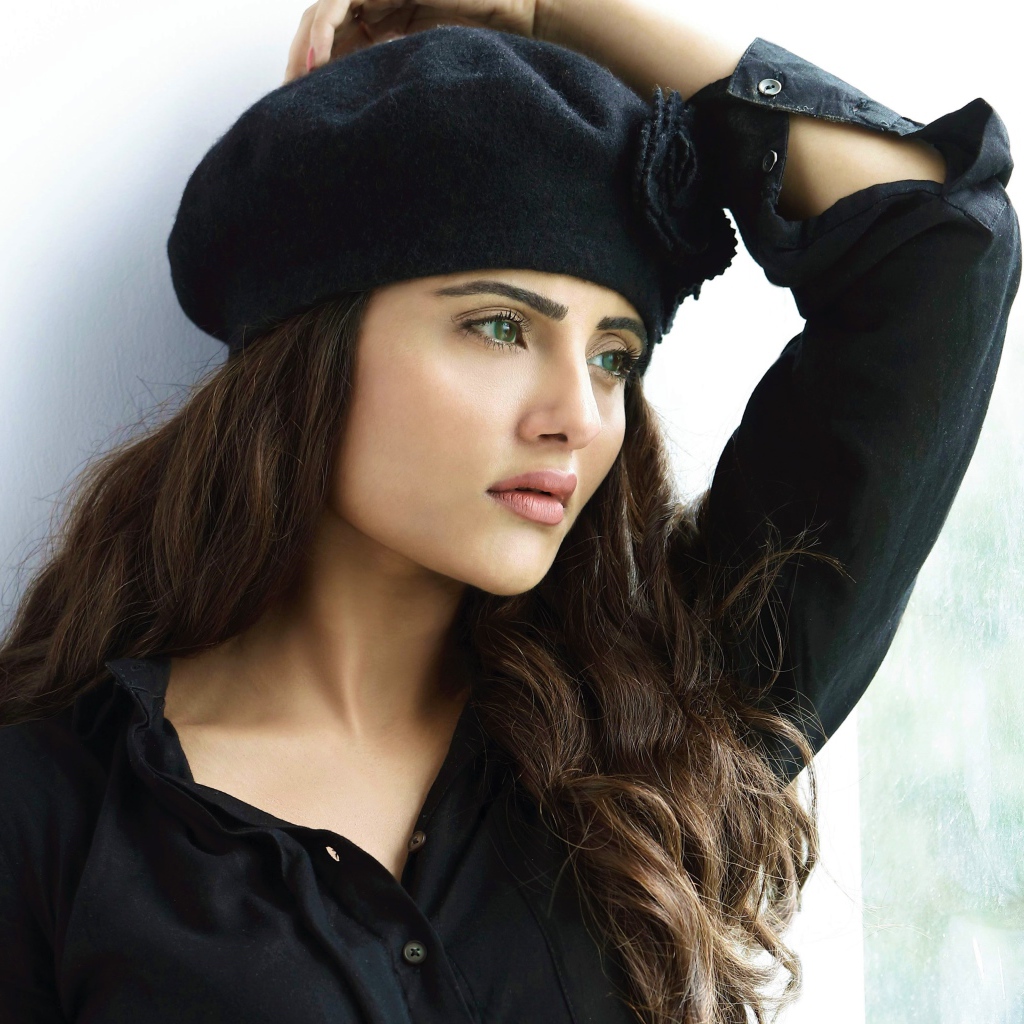 Индийская актриса Акза Бхатт в черном берете