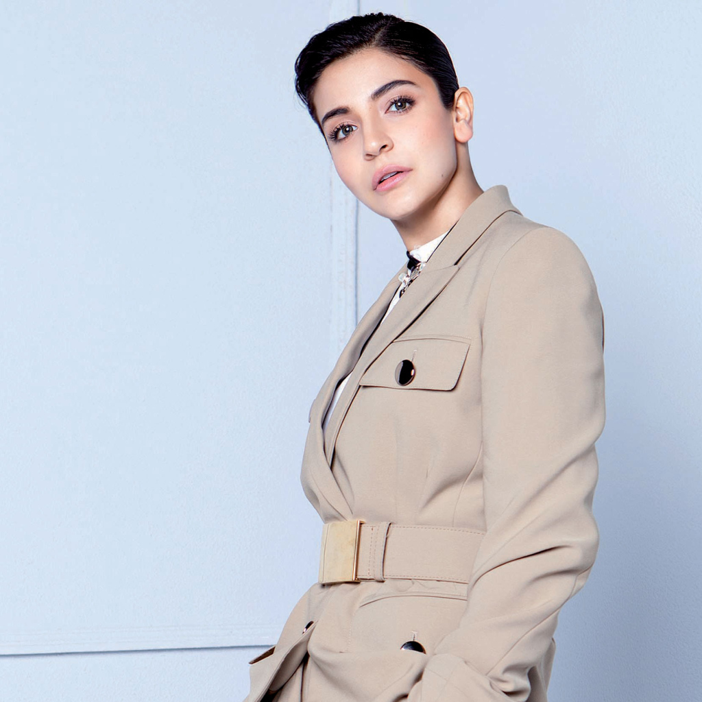 Индийская актриса, модель Анушка Шарма в пальто