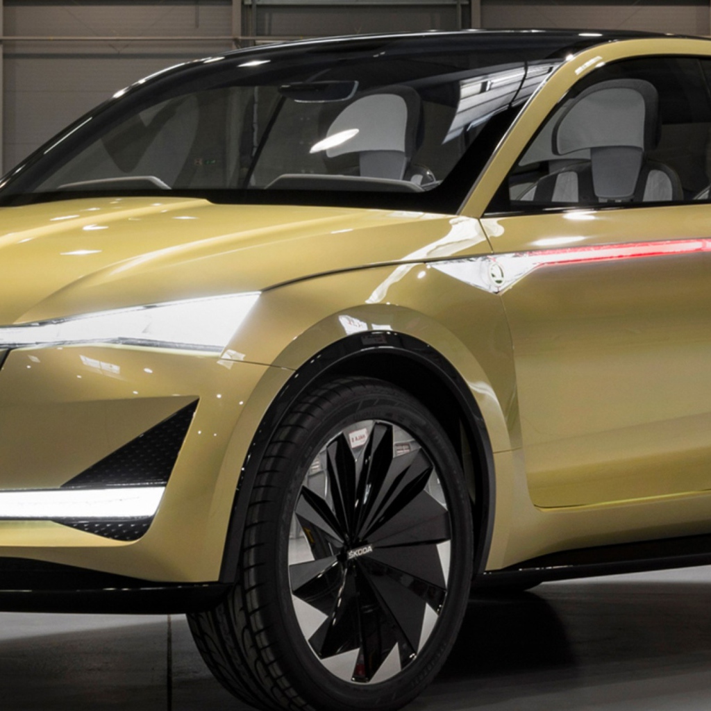 Новый электромобиль  Skoda Vision E в гараже
