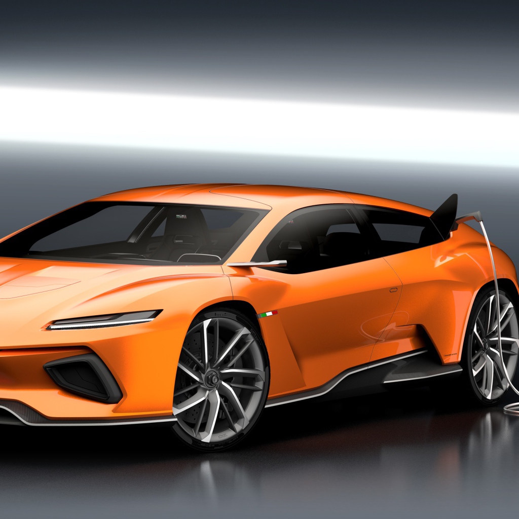 Оранжевый электромобиль GT Zero на заправке