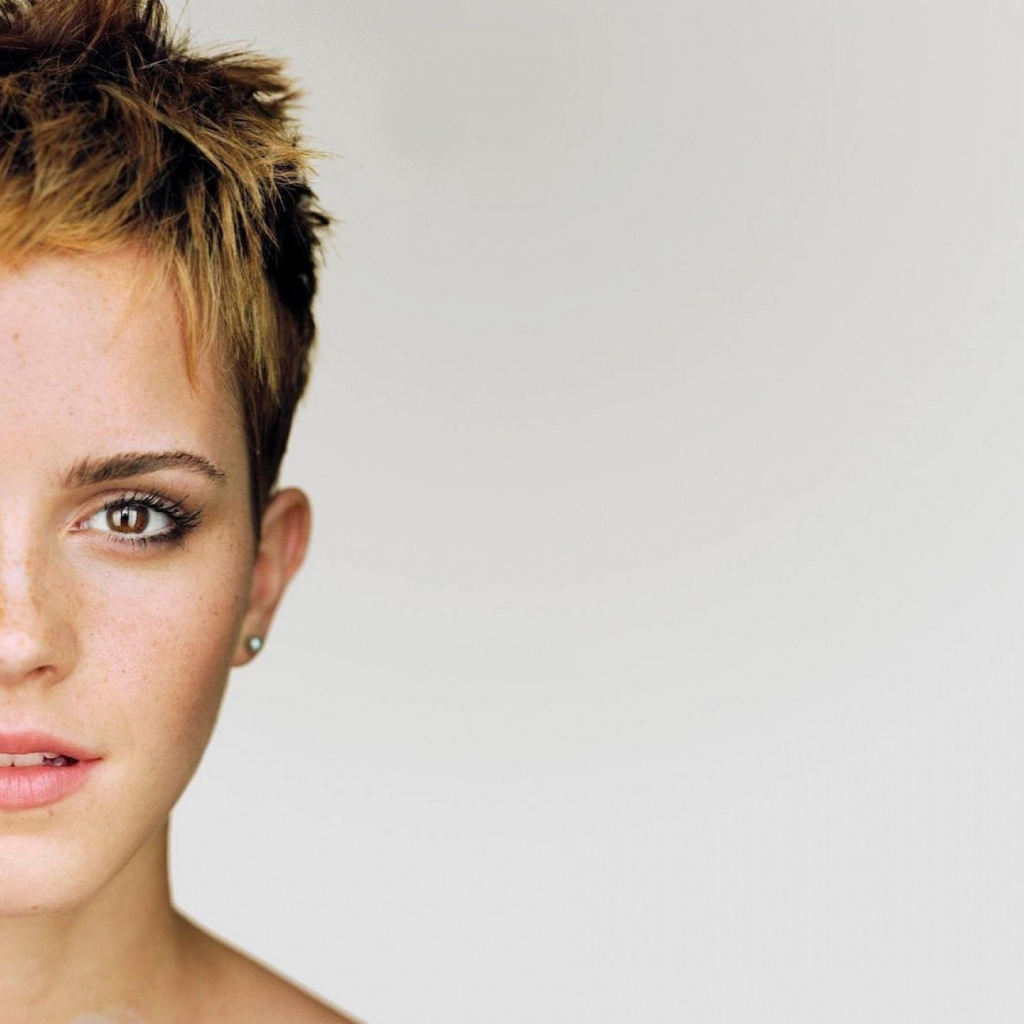 Популярная актриса Эмма Уотсон с короткой стрижкой 