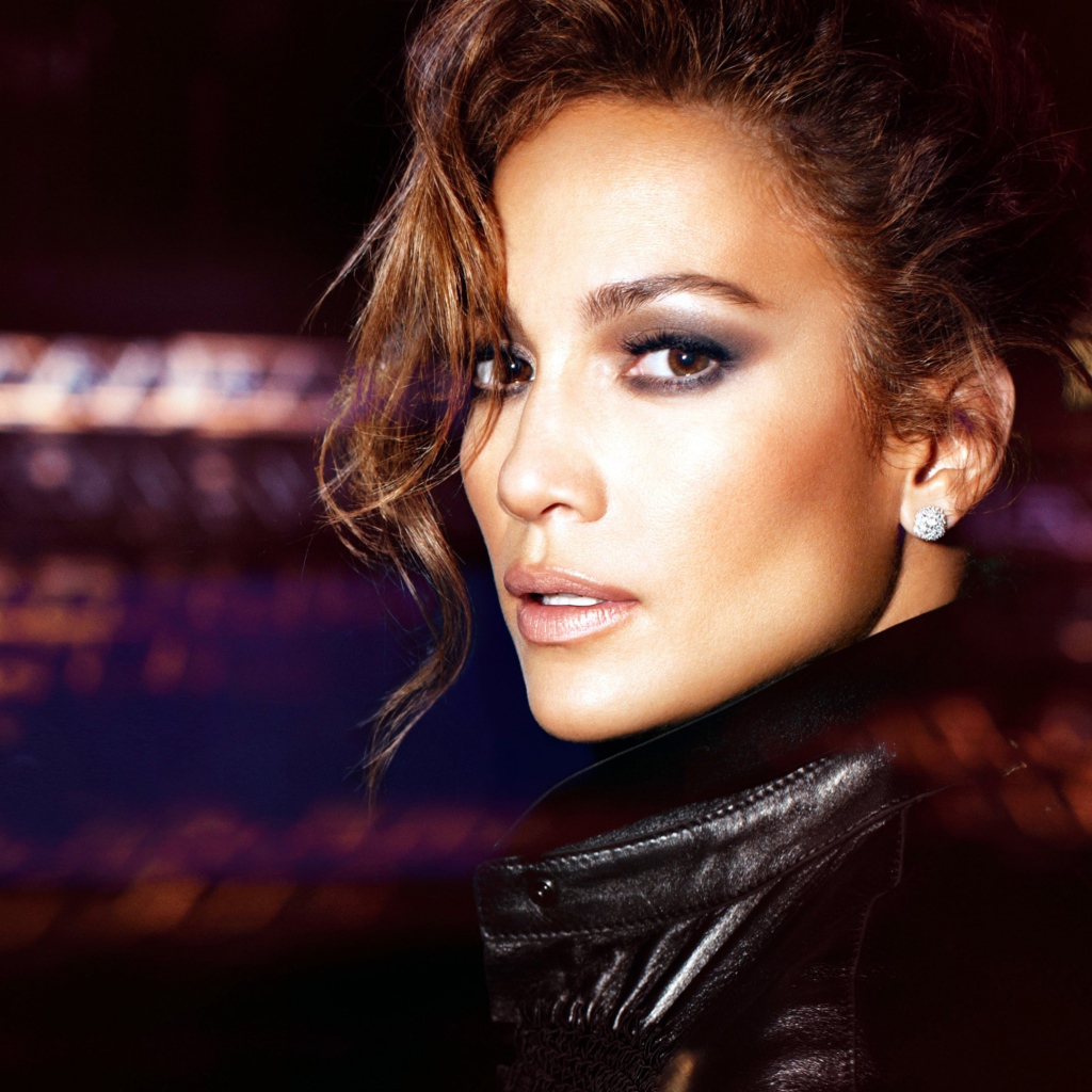 Популярная актриса, певица Дженнифер Лопес в черной куртке