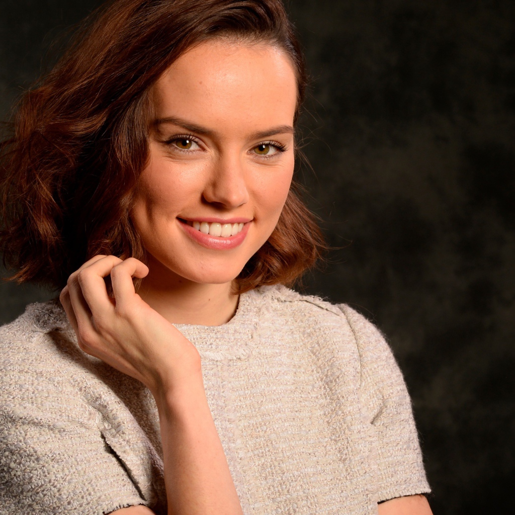 Популярная молодая актриса Дэйзи Ридли с красивой улыбкой