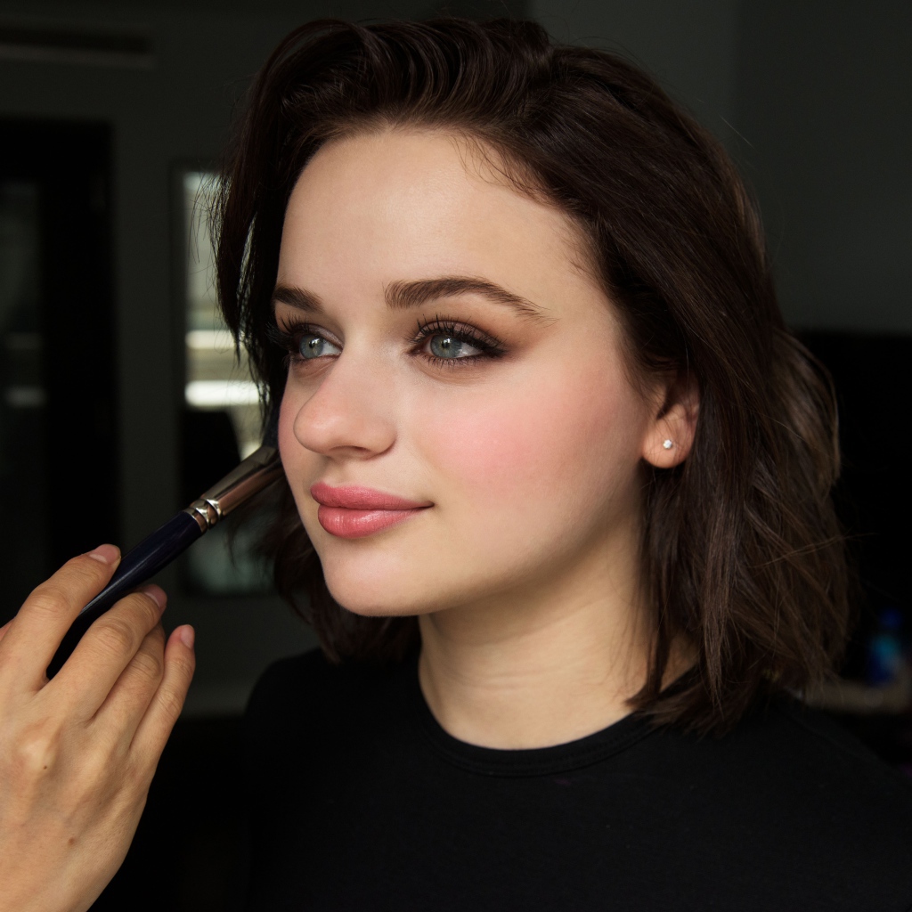 Подготовка к съемкам актрисы Джои Кинг