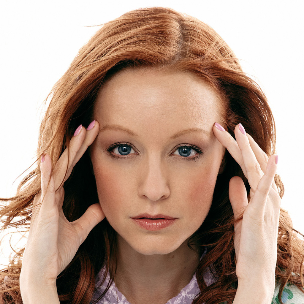 Рыжеволосая канадская актриса Линди Бут с голубыми глазами 