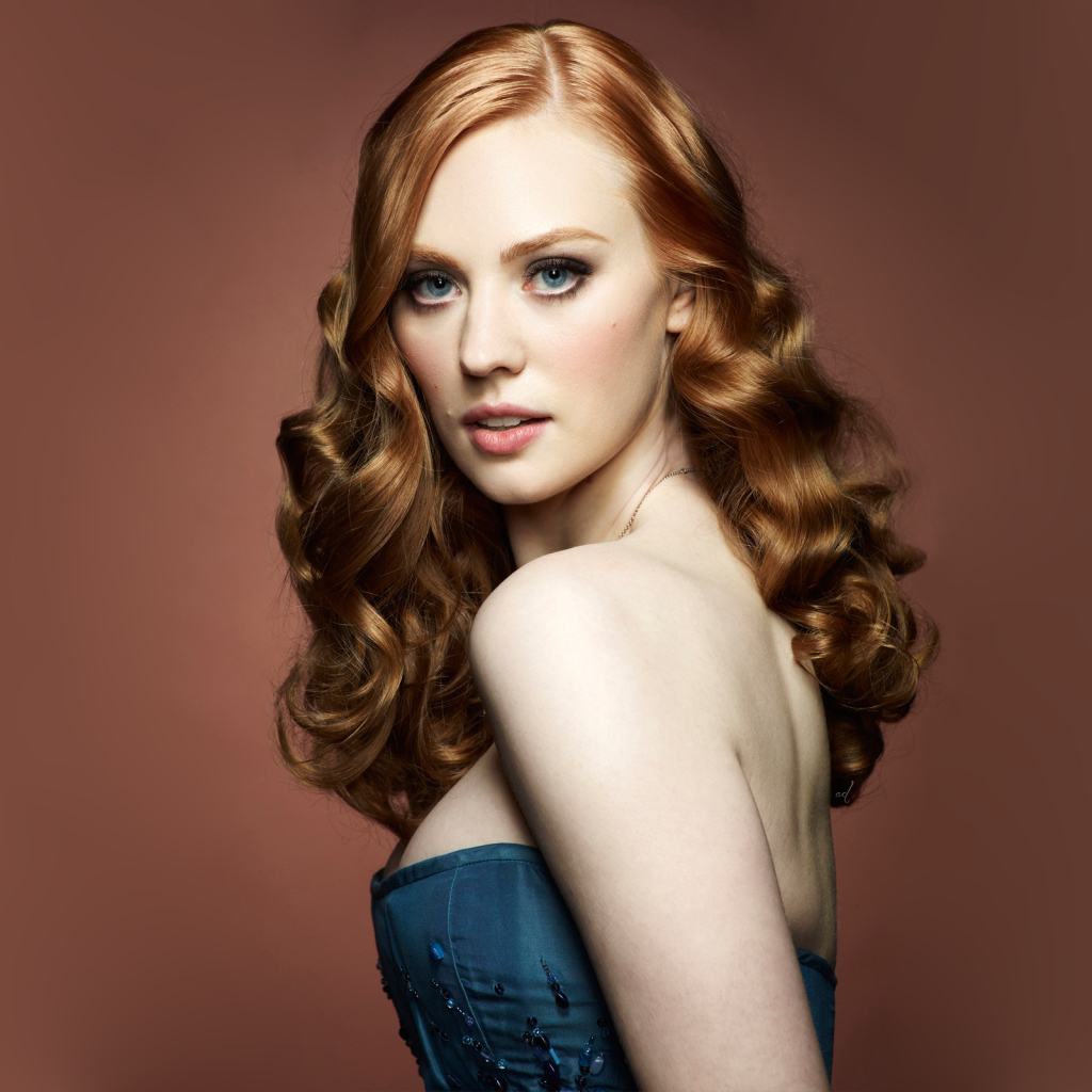 Рыжеволосая актриса Дебора Энн Уолл 