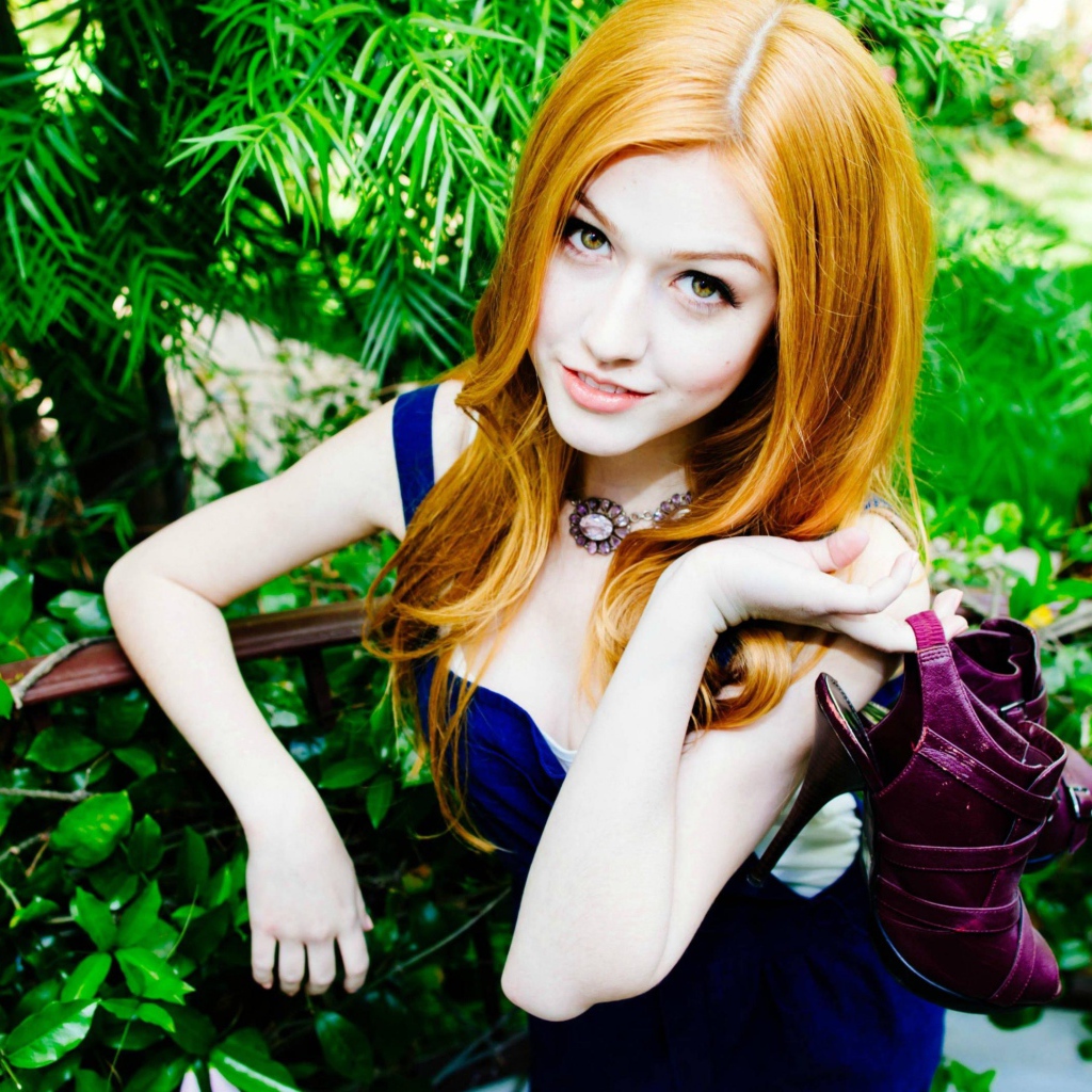 Рыжеволосая девушка, актриса Кэтрин Макнамара