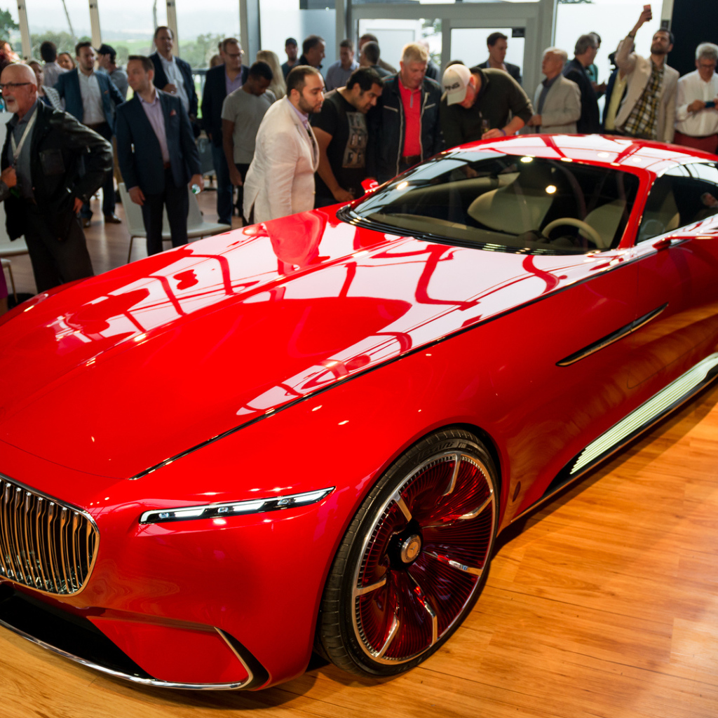 Красный электрокар Mercedes-Maybach 6 на выставке 