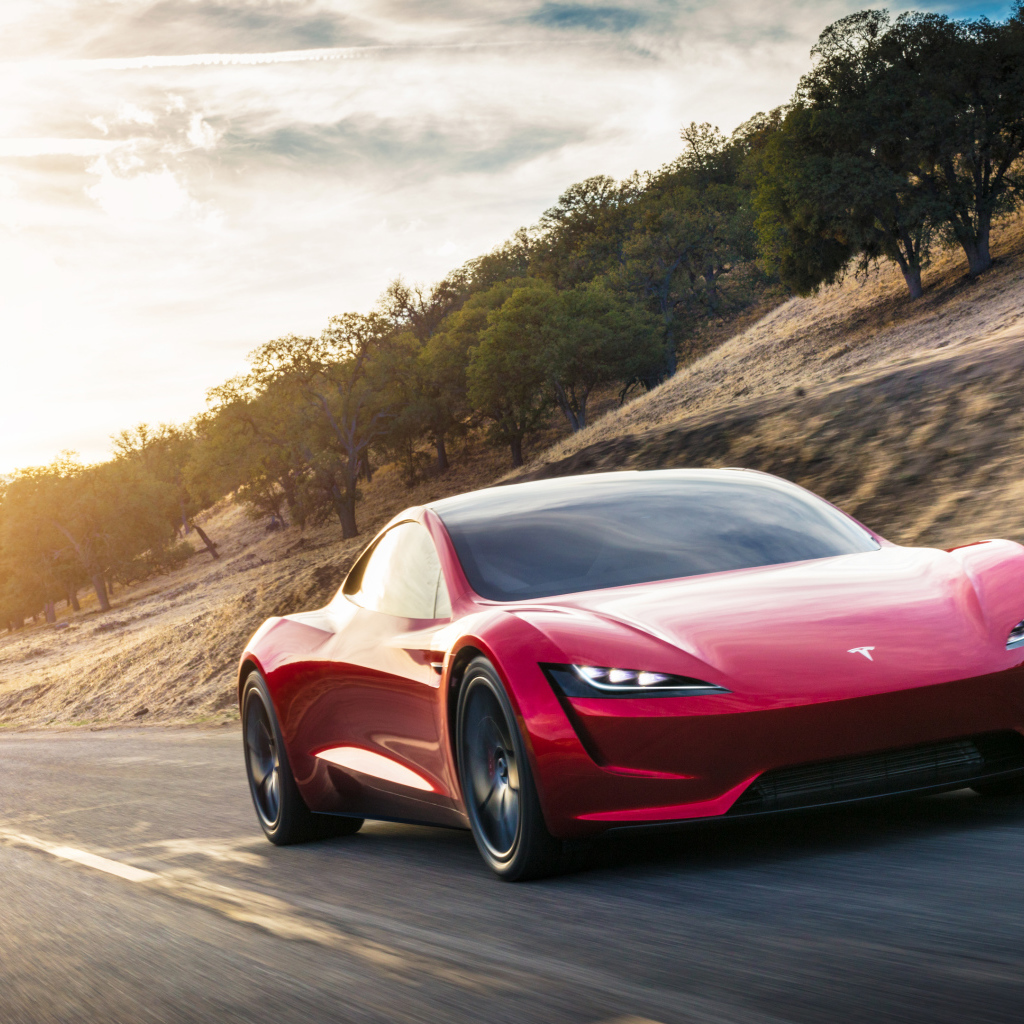 Красный электромобиль Tesla Roadster, 2020 на трассе