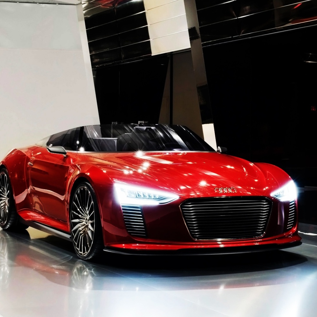 Красный гибридный электромобиль Audi e-Tron Spyder 