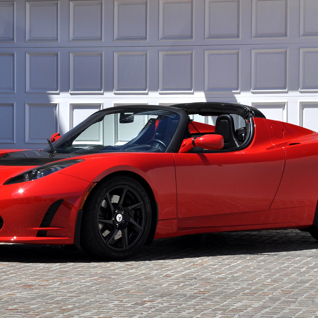 Красный спортивный электромобиль Tesla Roadster 