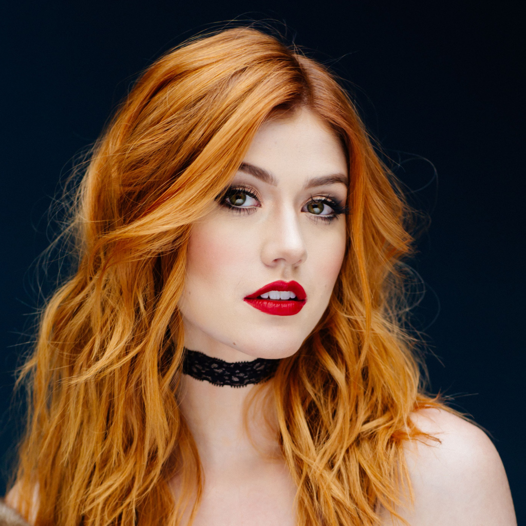Рыжеволосая актриса Кэтрин Макнамара с красными губами 