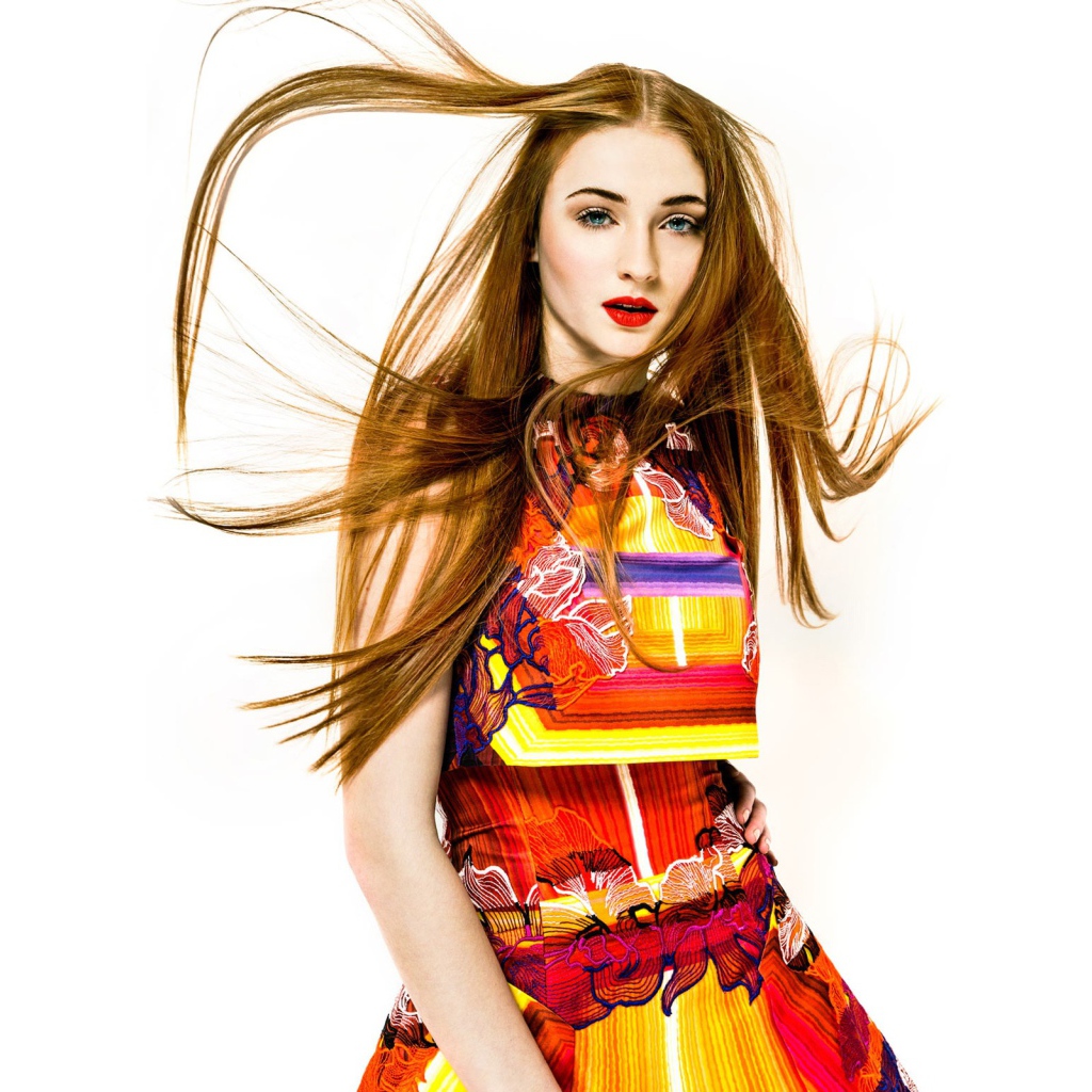 Рыжеволосая актриса Софи Тёрнер фото на белом фоне 