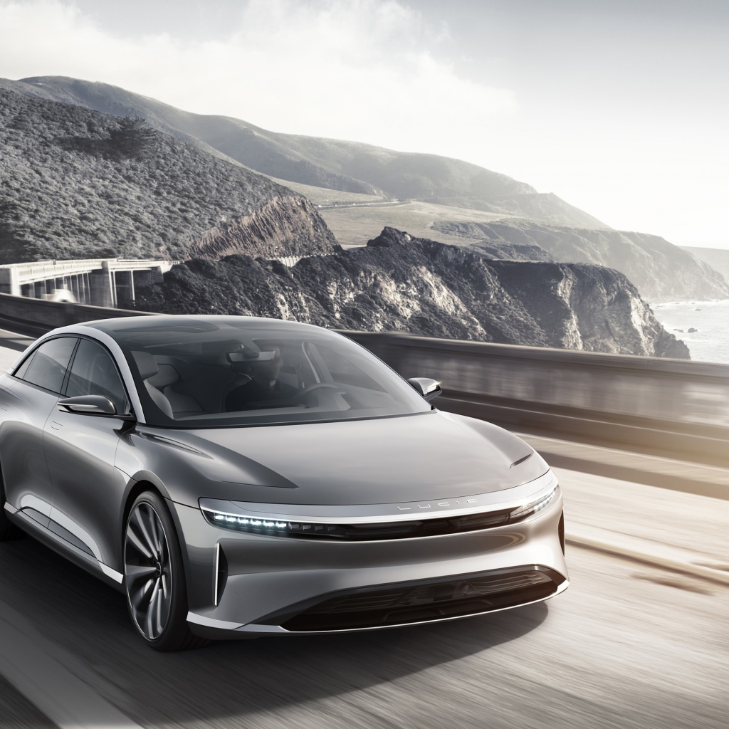 Серебристый электрокар Lucid Air  на трассе