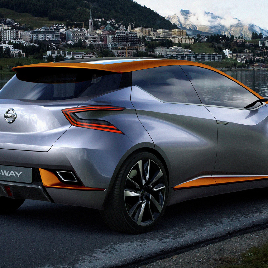 Серебристый электромобиль Nissan Sway 