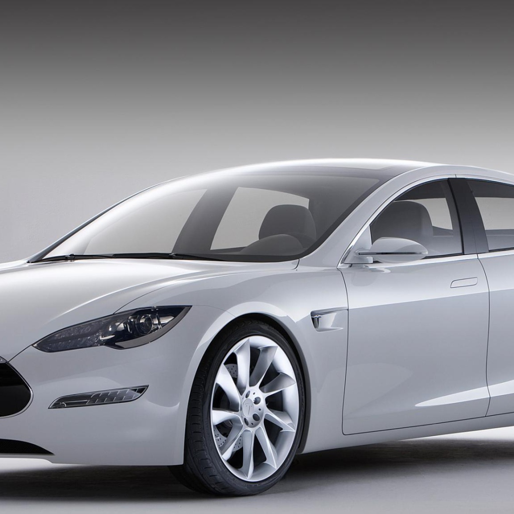 Серебристый электромобиль Tesla Model S
