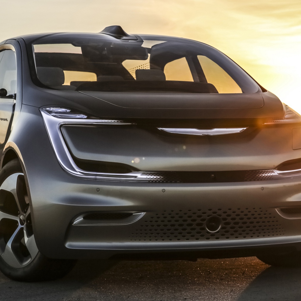 Серебристый электрический автомобиль Chrysler Portal на закате солнца
