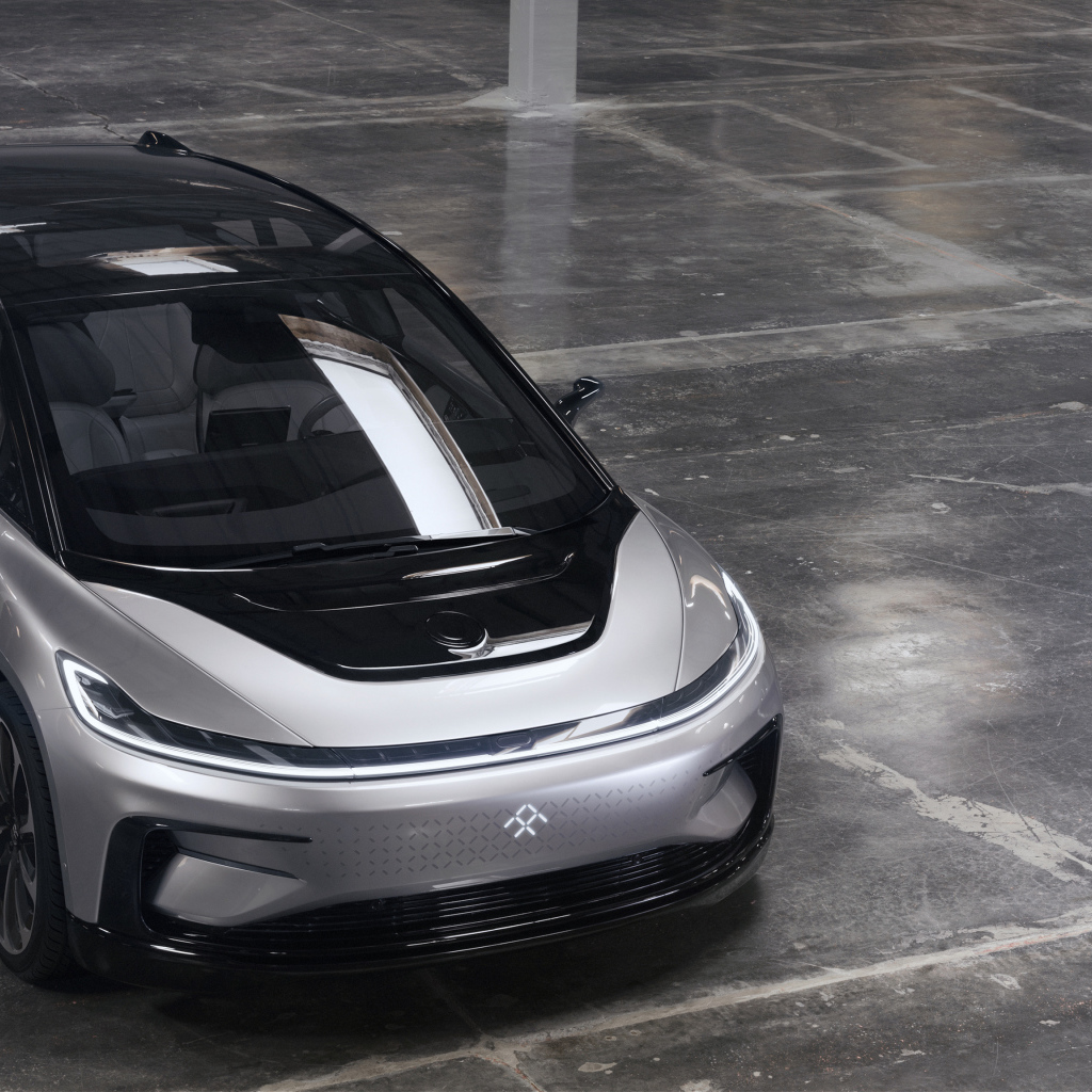 Серебристый электрический автомобиль Faraday Future FF 91, 2017 года 