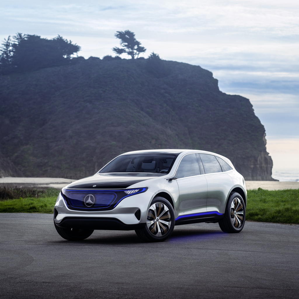 Серебристый электромобиль Mercedes Generation EQ у океана