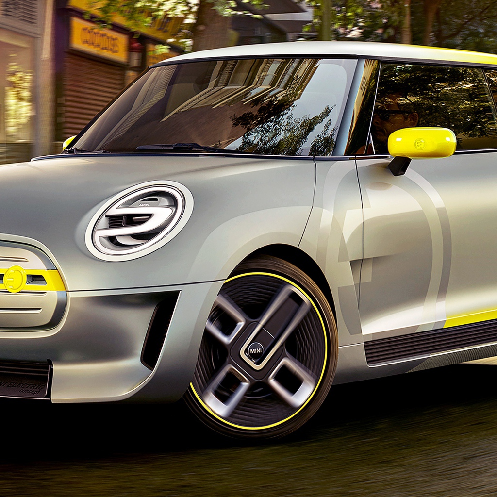 Серебристый электрический автомобиль Mini Electric
