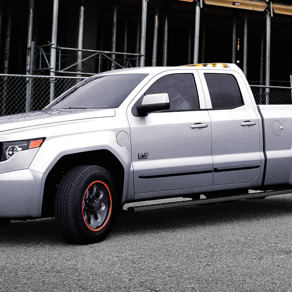 Серебристый электрический пикап Workhorse W-15, 2017