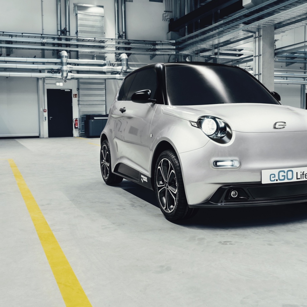 Серебристый маленький электромобиль e.GO Life