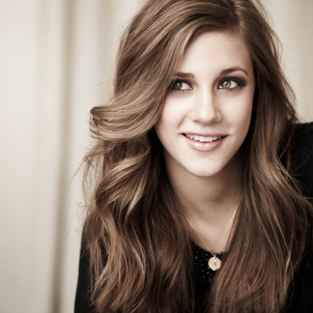 Улыбающаяся американская актриса Лили Рейнхарт