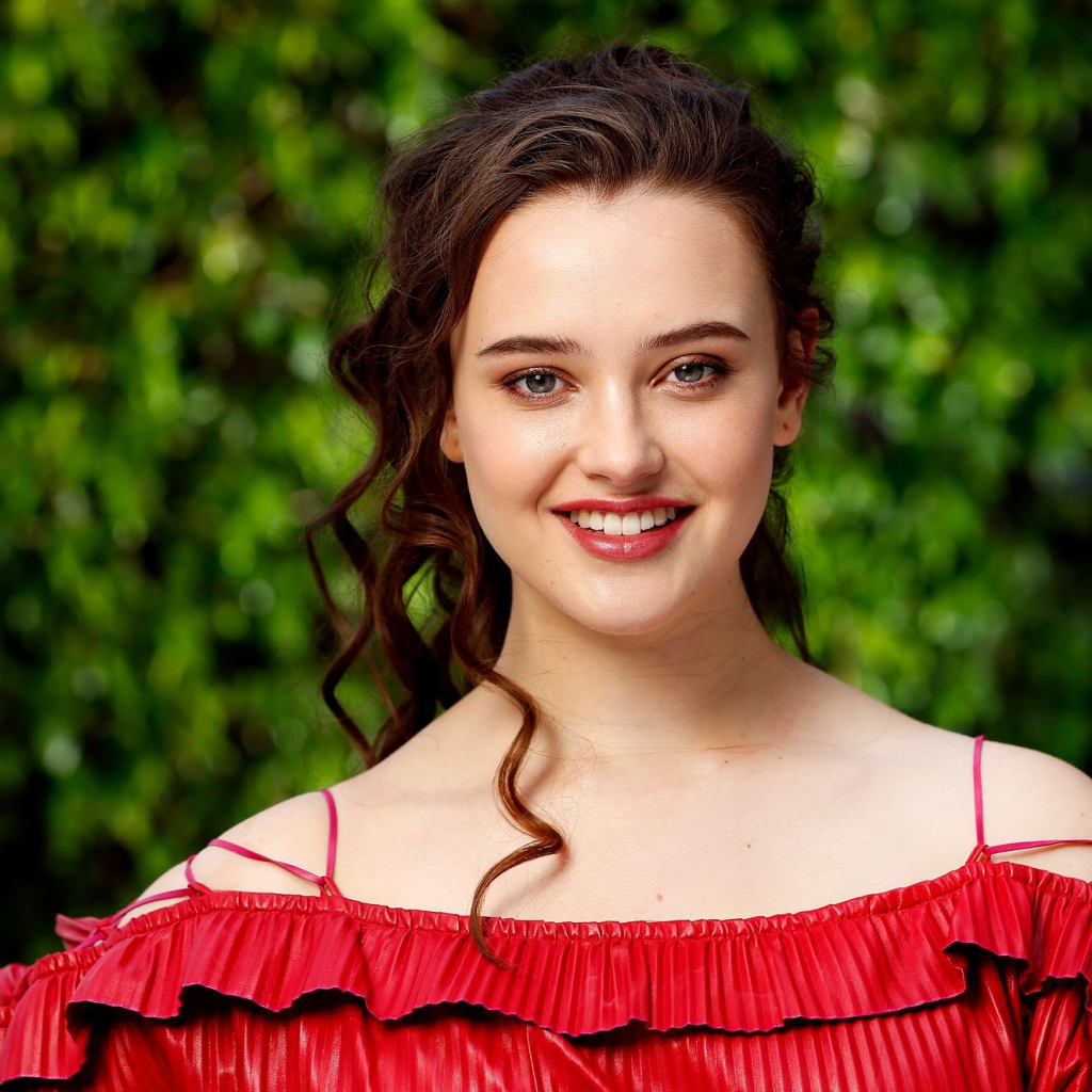 Улыбающаяся актриса Кэтрин Лэнгфорд в красном платье