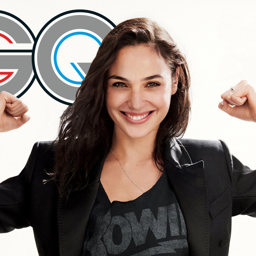 Улыбающаяся брюнетка актриса Галь Гадот