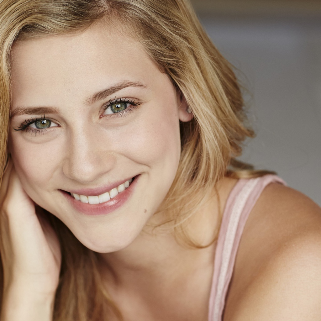 Улыбающаяся зеленоглазая актриса Лили Рейнхарт