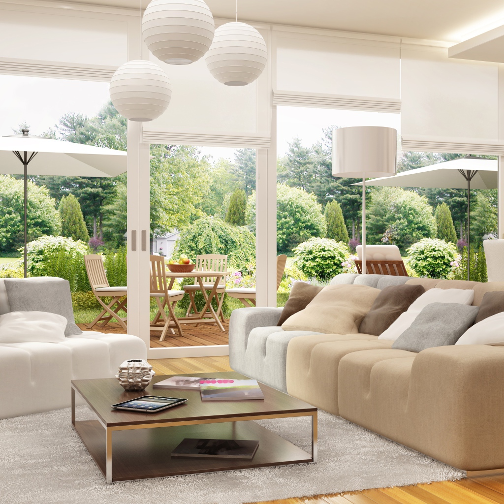 Просторная столовая комната с большими окнами