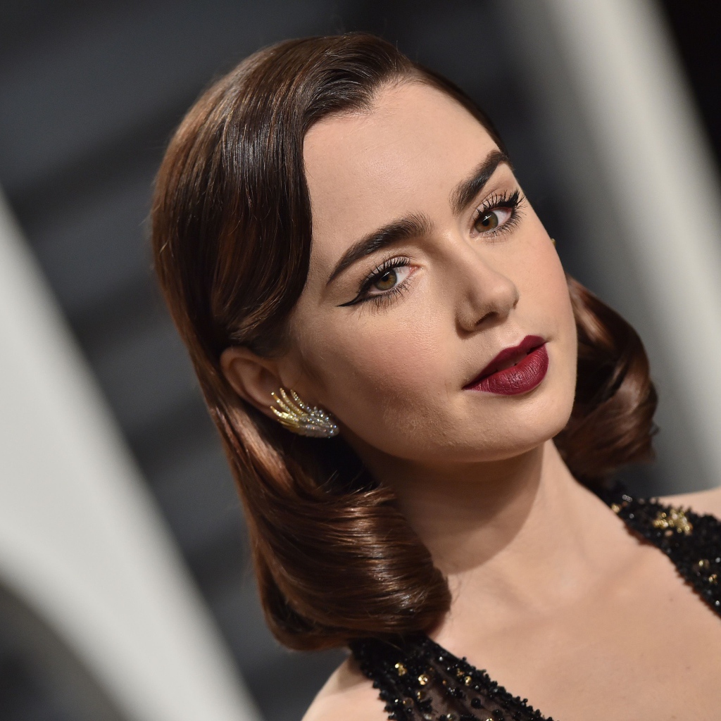 Эффектная брюнетка Лили Коллинз с красивым макияжем