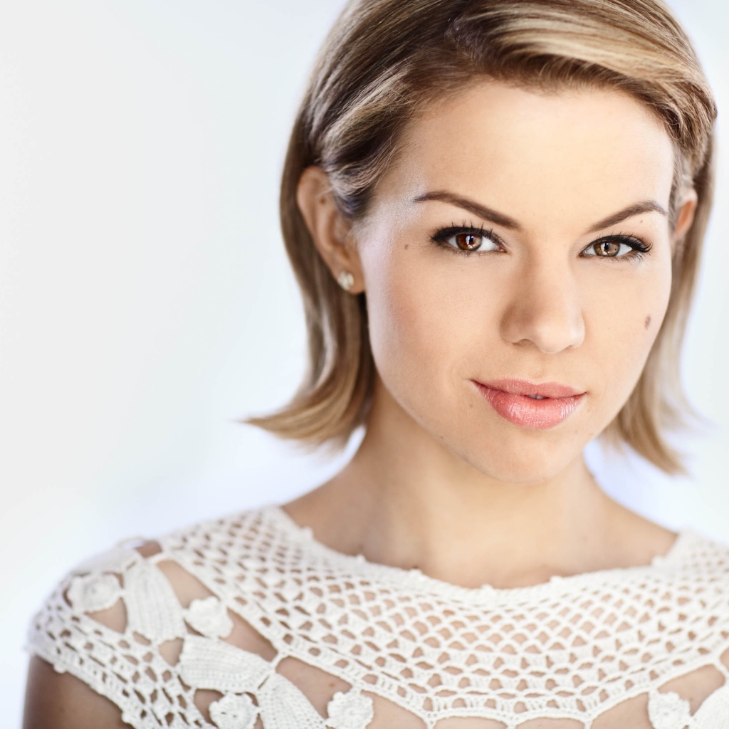 Стильная канадская актриса  Эли Либерт фото на белом фоне