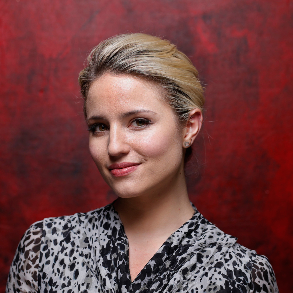 Стильная актриса Дианна Агрон фото на красном фоне 