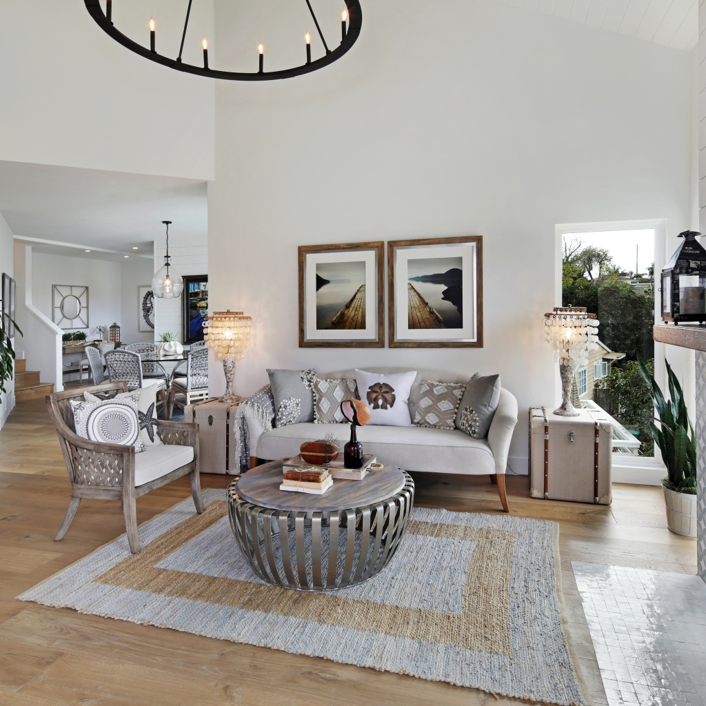 Стильная гостиная комната в серых тонах с камином