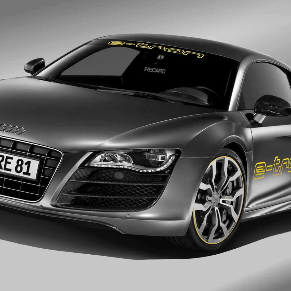 Стильный серебристый электромобиль Audi R8 e-tron 