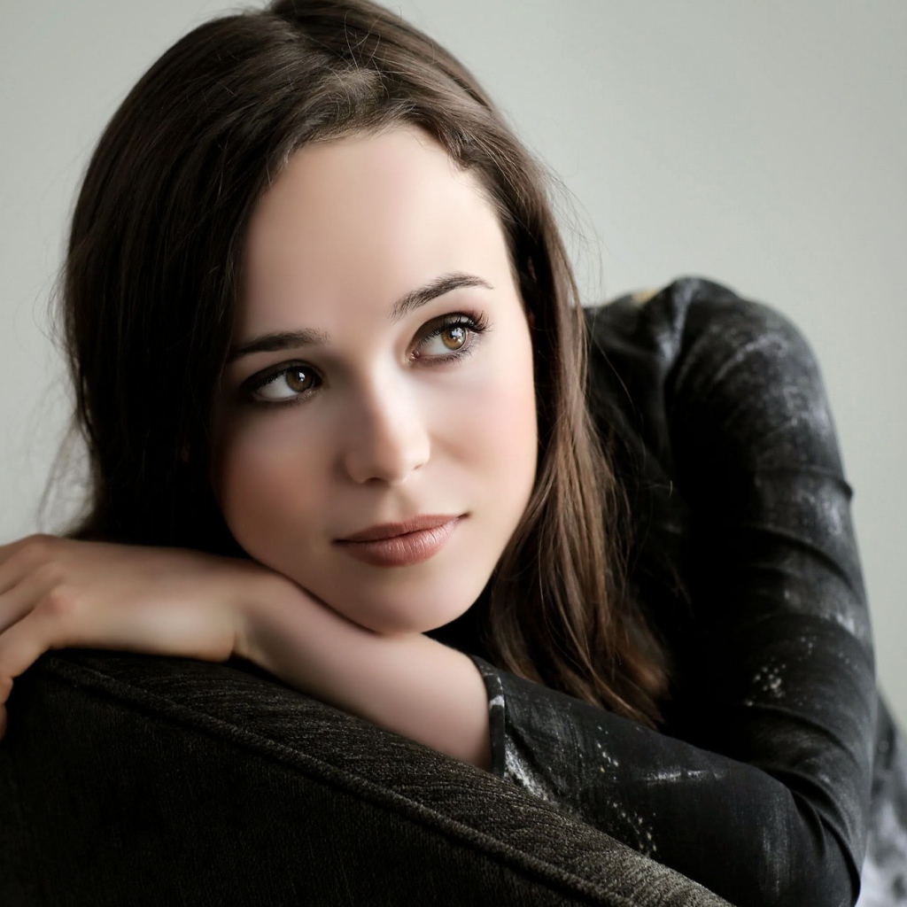 Нежна девушка брюнетка актриса Эллен Пейдж