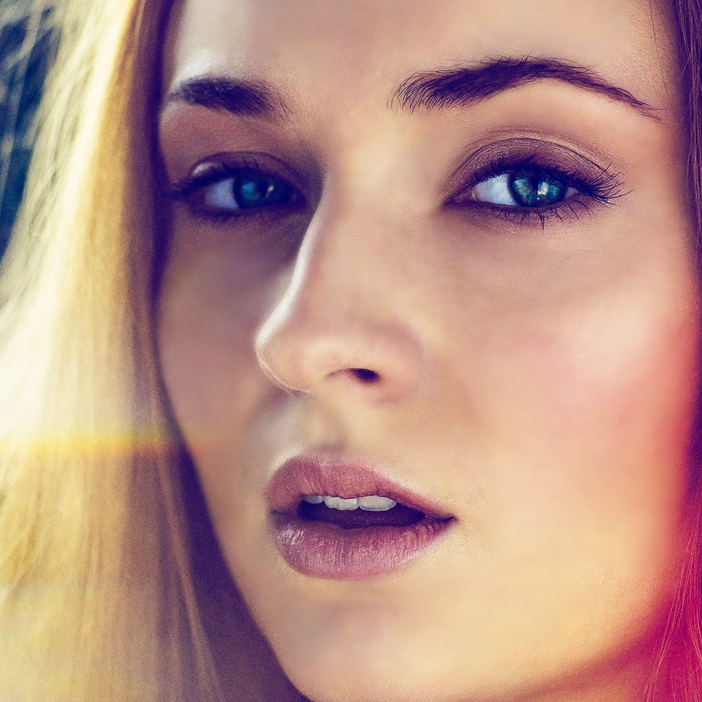 Манящий взгляд молодой зеленоглазой актрисы Софи Тёрнер