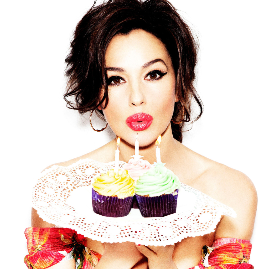 Красивая актриса Моника Беллуччи с маффинами 