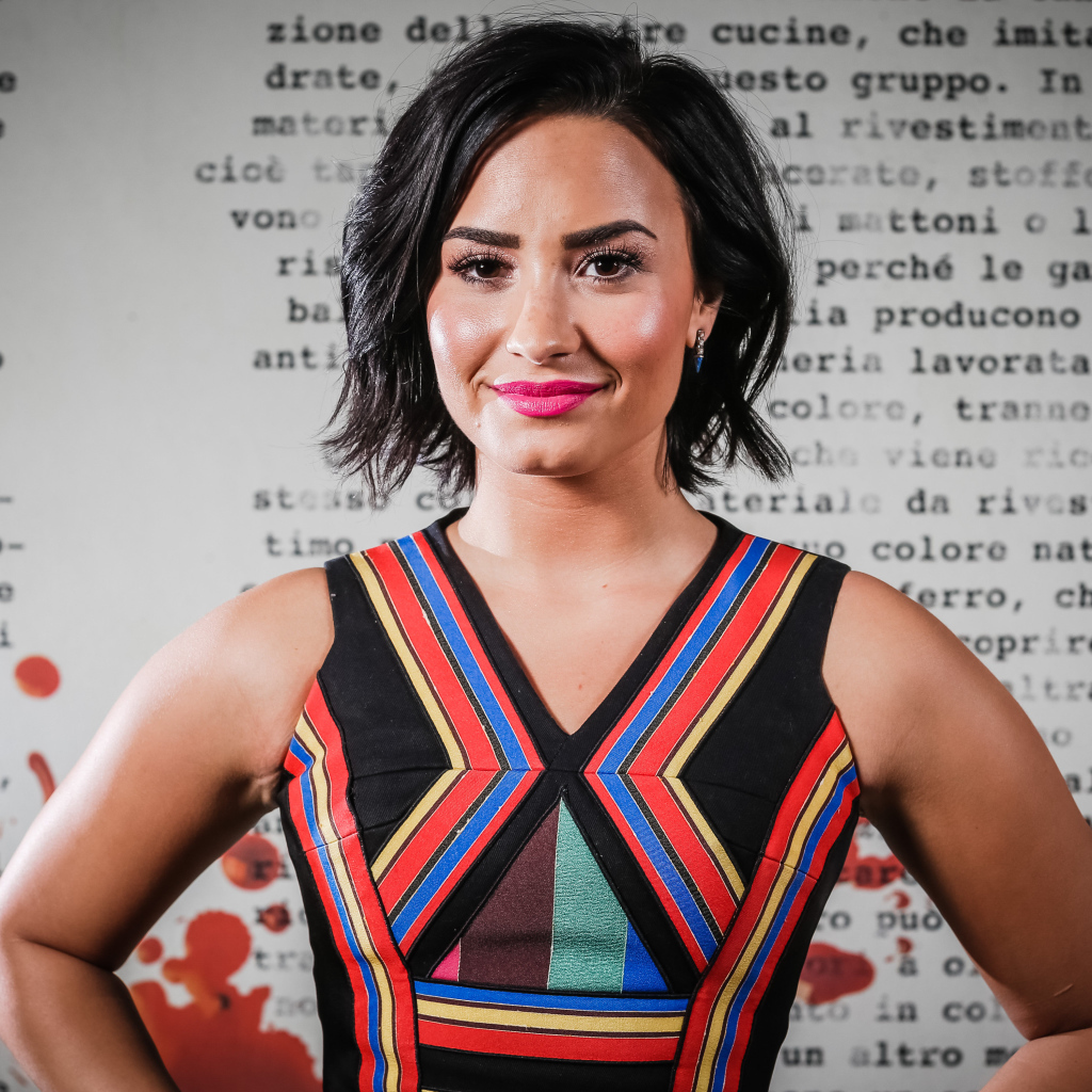 Девушка брюнетка Деми Ловато в ярком платье 