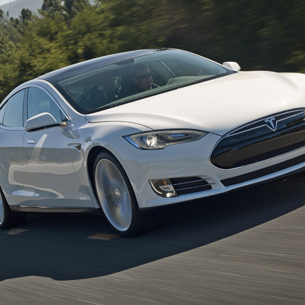 Белоснежный электромобиль Тесла на трассе 