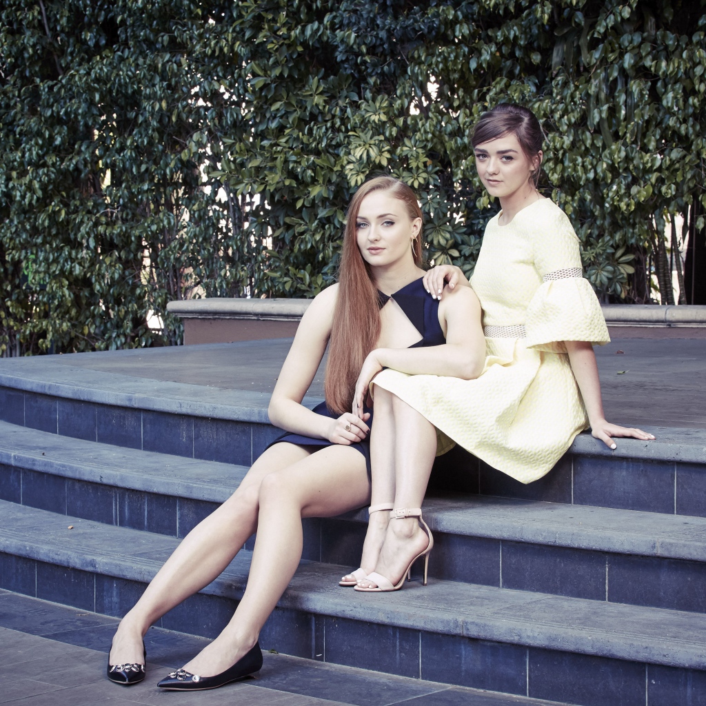 Две популярные актрисы Мэйси Уильямс и Софи Тернер сидят на ступеньках