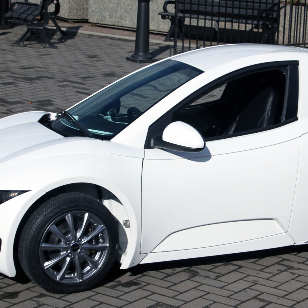 Белый электромобиль Solo модель 2017 года 