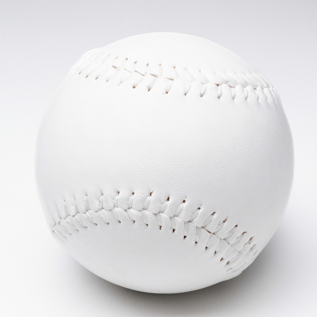 Белый бейсбольный мяч на белом фоне 