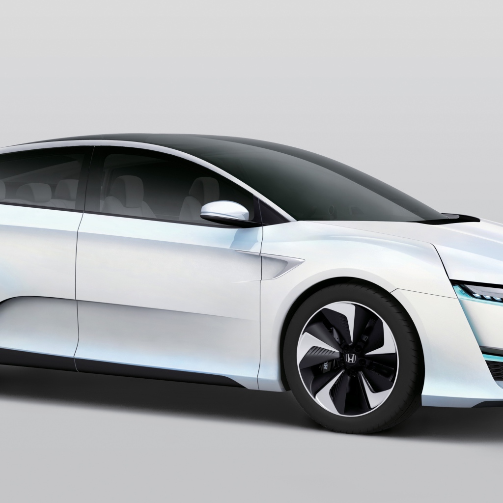 Белый электромобиль  Honda FCv на сером фоне