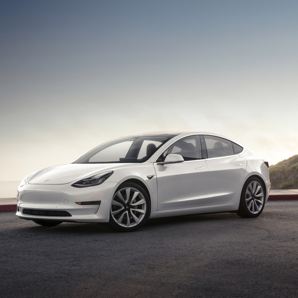Белый электромобиль Tesla Model 3, 2018 на фоне горизонта