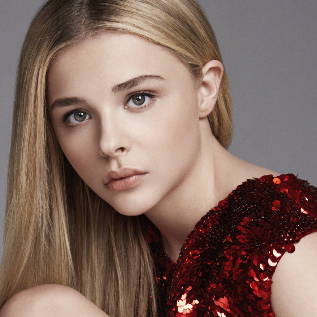 Молодая актриса Хлоя Грейс Морец в красном платье 