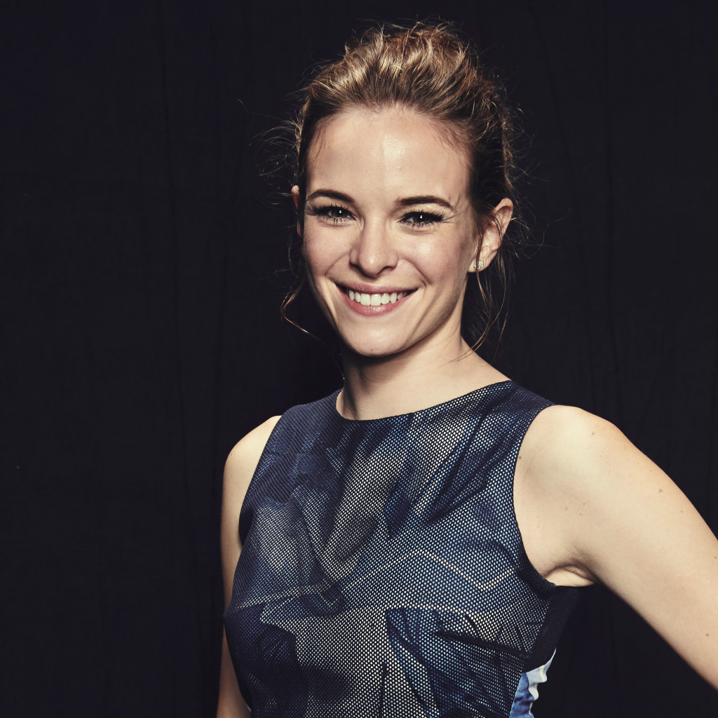 Молодая актриса Даниэль Панабэйкер с очаровательной улыбкой